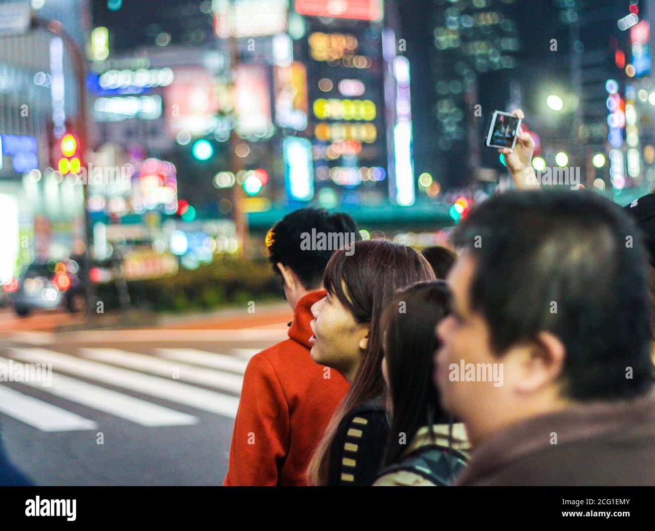 Tokyo, Japon - Mars 2018: Les gens regardant les lumières de la ville néons de Tokyo Banque D'Images