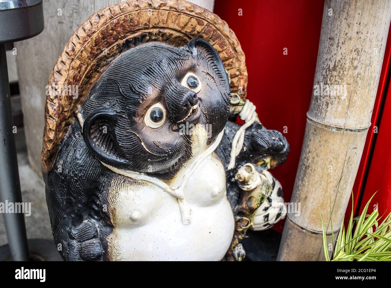 Statue de Tanuki devant une entreprise au Japon Banque D'Images