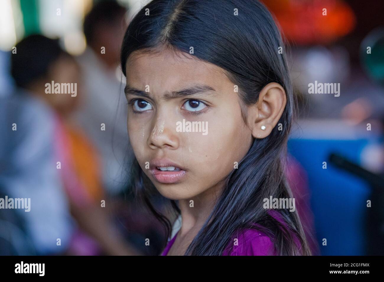 Mawlamyine, Myanmar. 30 novembre 2016 : UN portrait d'un jeune birman non identifié, recouvert de pâte de thanaka. Photo de haute qualité Banque D'Images