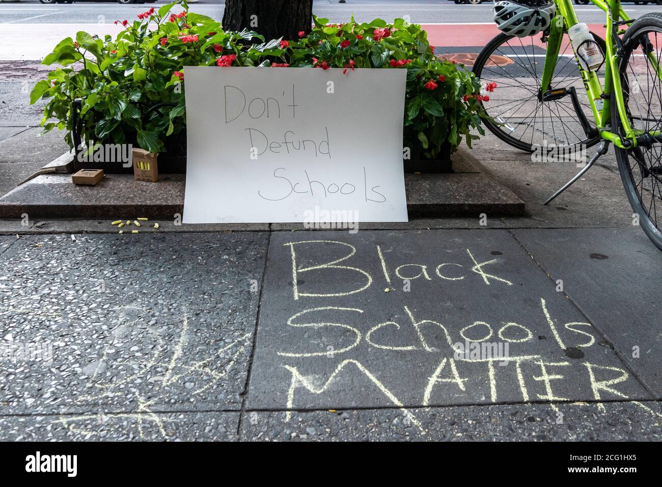 Une coalition d'activistes, de parents, d'étudiants et d'éducateurs proteste contre la décision du gouverneur Cuomo de retenir 20% des aides d'État devant son bureau à Manhattan, New York, le 8 septembre 2020. Ces réductions se traduisent par une perte de 2 milliards de dollars pour l'éducation et la mise à pied de 9,000 enseignants des écoles publiques de la ville de New York. (Photo de Gabriele Holtermann/Sipa USA) crédit: SIPA USA/Alay Live News Banque D'Images