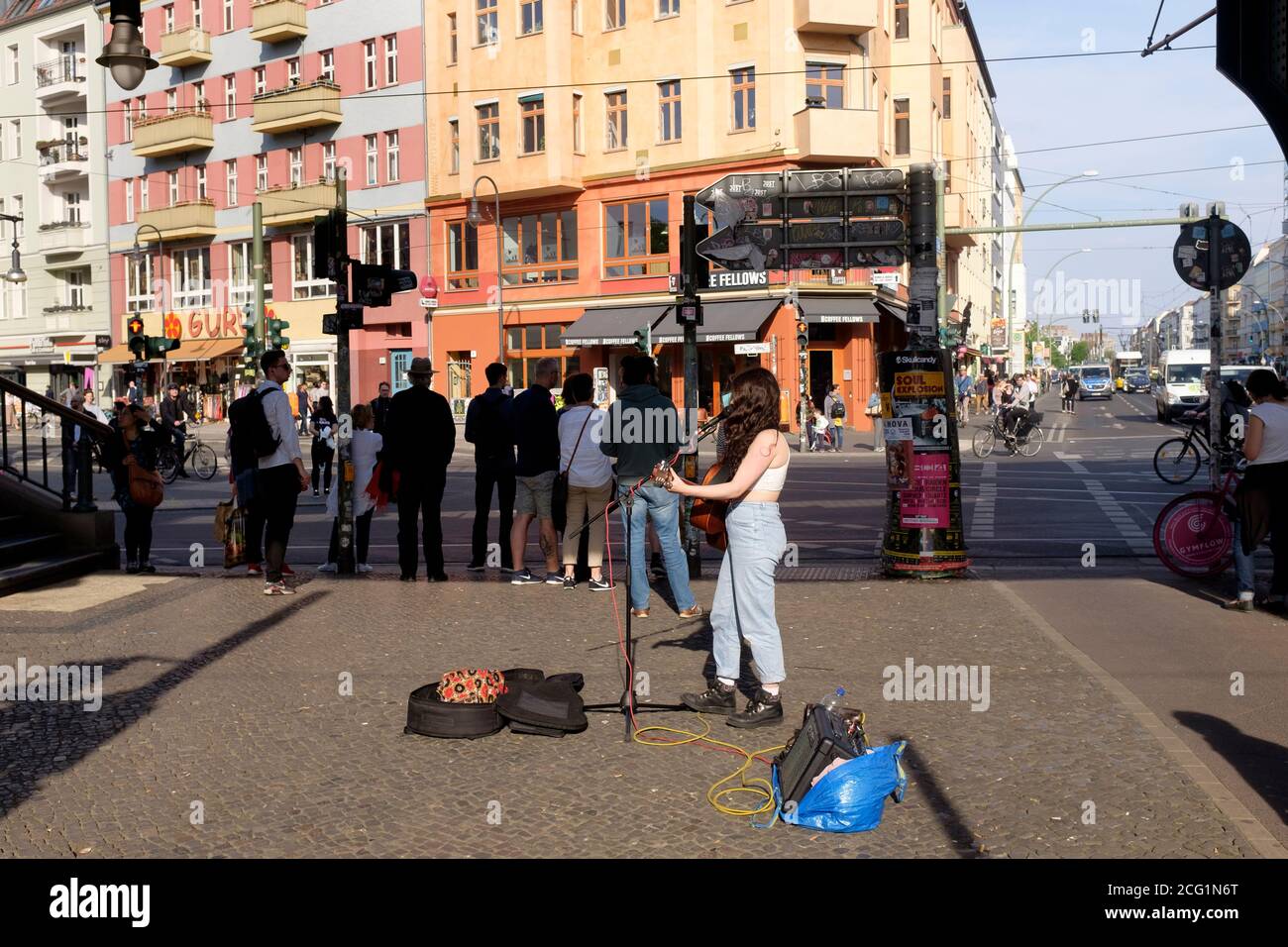 Bucker jouant de la guitare à l'extérieur, Eberswalder Straße, U-Bahn station, Berlin, Allemagne. 12 mai 2017 Banque D'Images