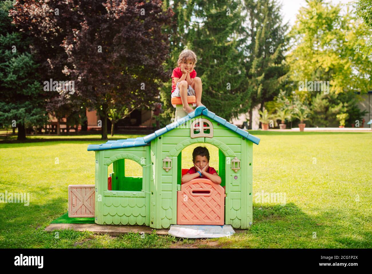 De beaux garçons caucasiens jouent dans une maison colorée dans le parc. Une journée dans la nature Banque D'Images