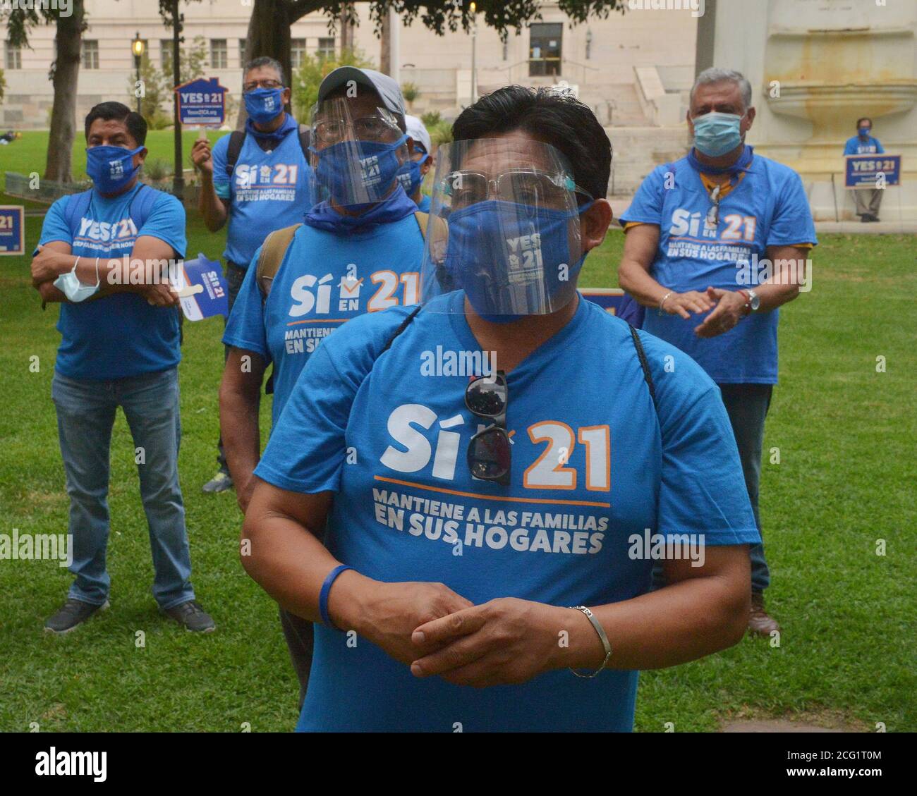 Los Angeles, États-Unis. 09e septembre 2020. Les gens se rassemblent pour un rassemblement Oui sur Prop 21 sur la pelouse sud de l'hôtel de ville de Los Angeles le mardi 8 septembre 2020. Le rassemblement a été organisé pour montrer son soutien aux locataires de Californie et à Prop 21, la mesure de vote nationale de novembre sur la réforme des lois de contrôle des loyers. Photo de Jim Ruymen/UPI crédit: UPI/Alay Live News Banque D'Images