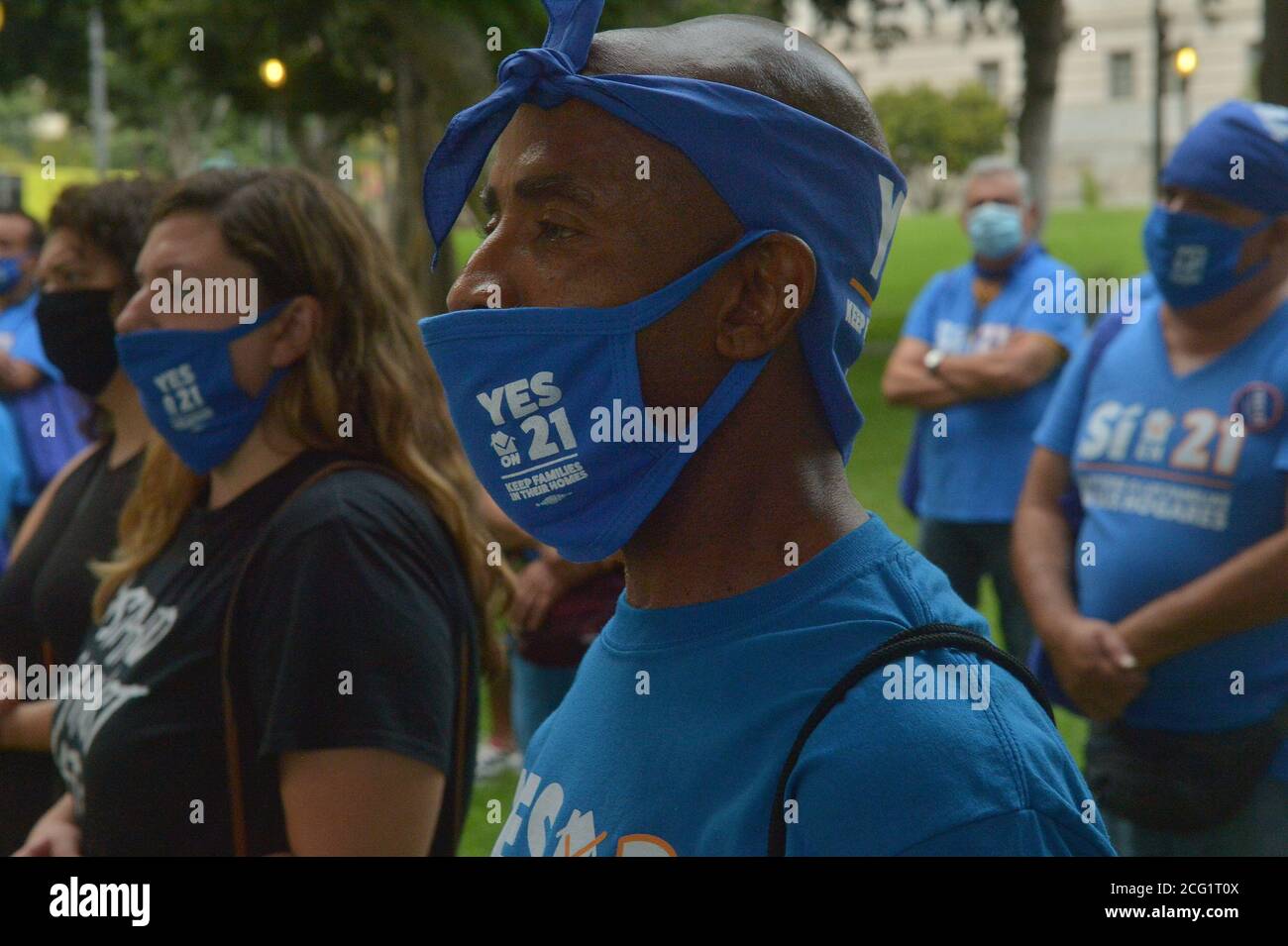 Los Angeles, États-Unis. 09e septembre 2020. Les gens se rassemblent pour un rassemblement Oui sur Prop 21 sur la pelouse sud de l'hôtel de ville de Los Angeles le mardi 8 septembre 2020. Le rassemblement a été organisé pour montrer son soutien aux locataires de Californie et à Prop 21, la mesure de vote nationale de novembre sur la réforme des lois de contrôle des loyers. Photo de Jim Ruymen/UPI crédit: UPI/Alay Live News Banque D'Images