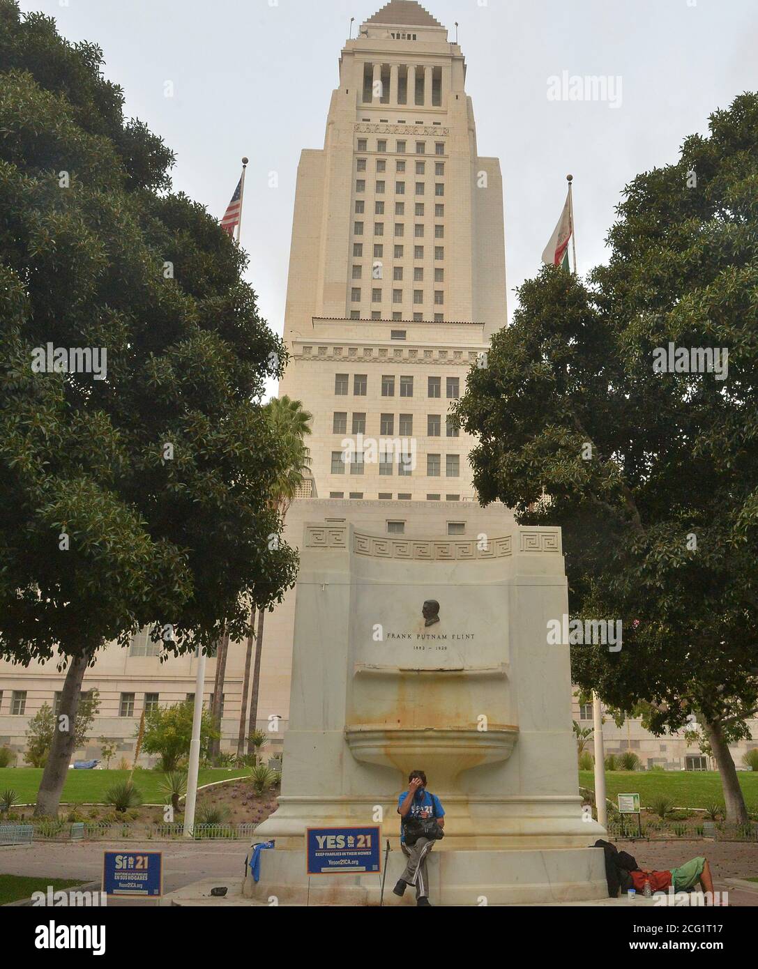 Los Angeles, États-Unis. 09e septembre 2020. Les gens se rassemblent pour un rassemblement Oui sur Prop 21 sur la pelouse sud de l'hôtel de ville de Los Angeles le mardi 8 septembre 2020. Le rassemblement a été organisé pour montrer son soutien aux locataires de Californie et à Prop 21, la mesure de vote nationale de novembre sur la réforme des lois de contrôle des loyers. Photo de Jim Ruymen/UPI crédit: UPI/Alay Live News Banque D'Images