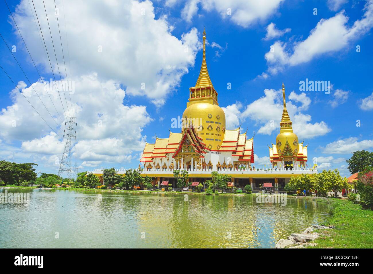 Belle scène dans le temple Wat Phrong Akat. Ce célèbre temple se trouve dans le quartier de Bang Nam Priao, province de Chachoengsao, en Thaïlande. Banque D'Images