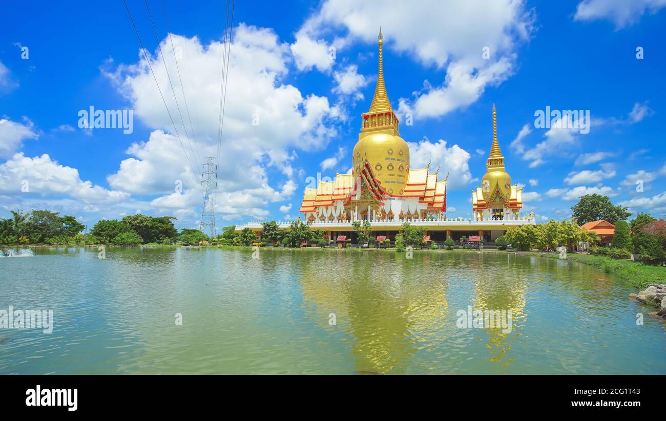 Belle scène dans le temple Wat Phrong Akat. Ce célèbre temple se trouve dans le quartier de Bang Nam Priao, province de Chachoengsao, en Thaïlande. Banque D'Images