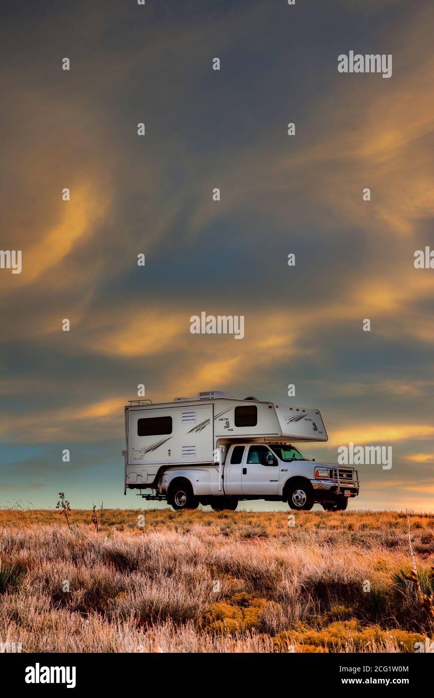 Le renard arctique campeur sur un 4X4 1999 Ford F-350 Chariot diesel avec des nuages à coucher du soleil dans le Nouveau Mexique. Banque D'Images