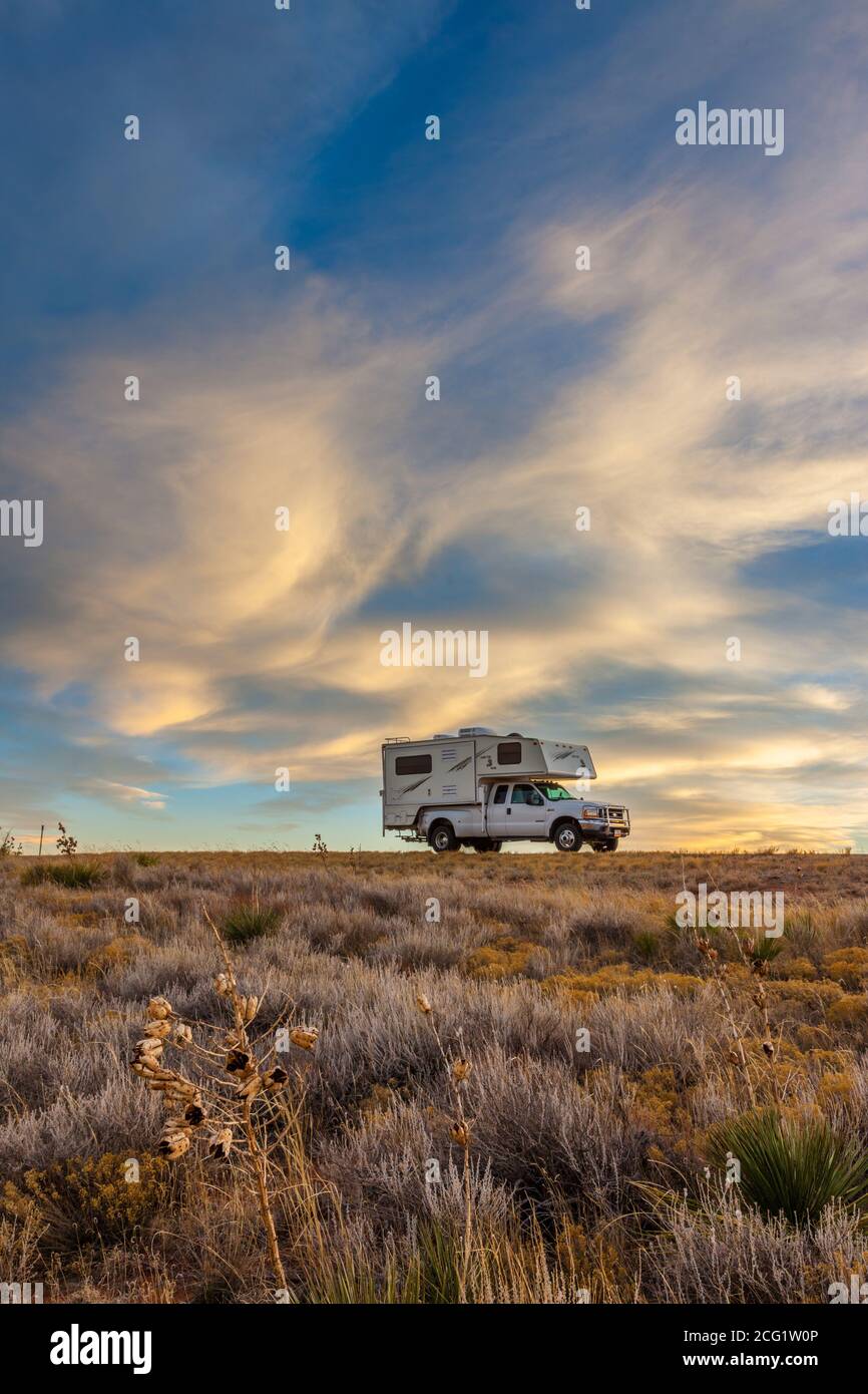 Le renard arctique campeur sur un 4X4 1999 Ford F-350 Chariot diesel avec des nuages à coucher du soleil dans le Nouveau Mexique. Banque D'Images