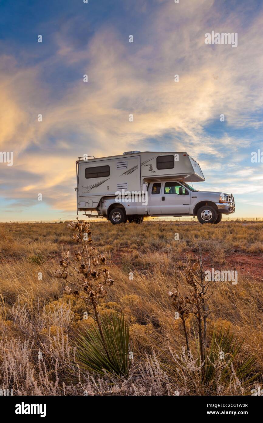 Le renard arctique campeur sur un 4X4 1999 Ford F-350 Chariot diesel avec des nuages à coucher du soleil dans le Nouveau Mexique. Banque D'Images