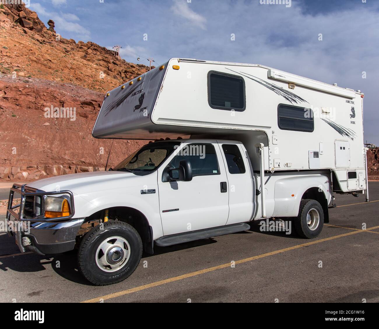 Le renard arctique campeur sur un 1999 Ford F-350 4X4 camion diesel. Banque D'Images