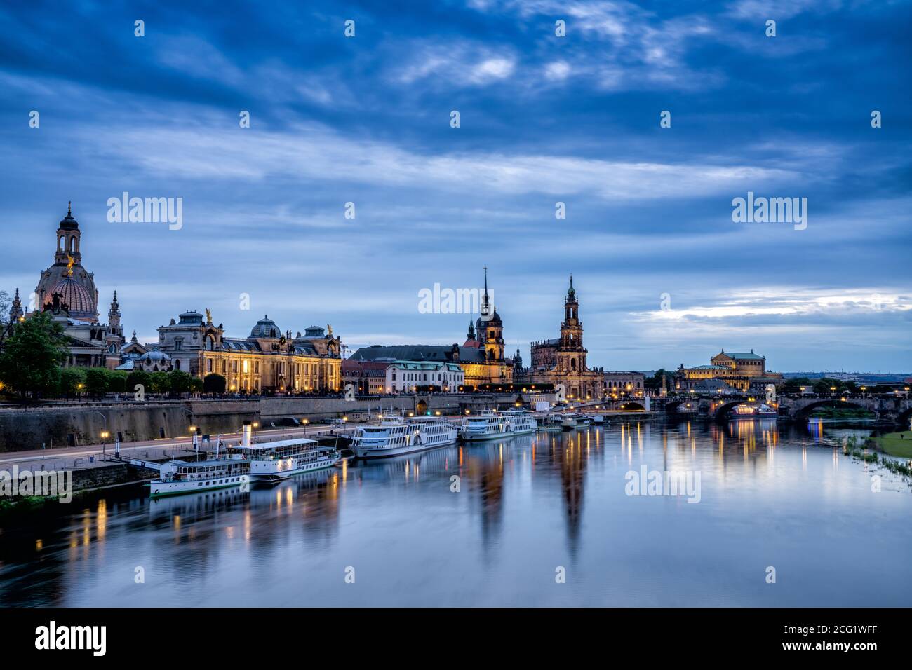 Dresde, Saxe / Allemagne - 3 septembre 2020 : vue sur la capitale saxonne Dresde et l'Elbe après le coucher du soleil Banque D'Images