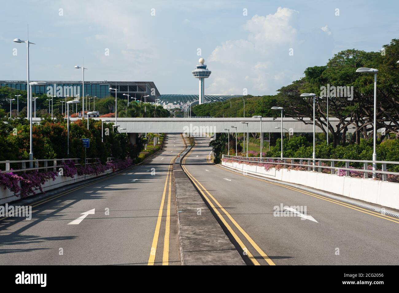 28.08.2020, Singapour, République de Singapour, Asie - routes d'accès désertes menant au terminal 3 de l'aéroport de Changi avec tour de contrôle de la circulation aérienne. Banque D'Images