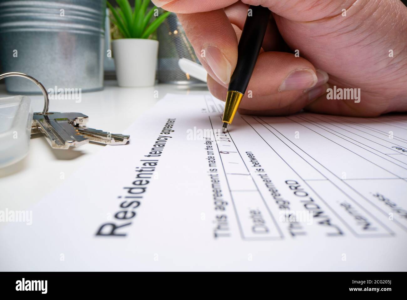 Remplir un contrat de location générique Banque D'Images