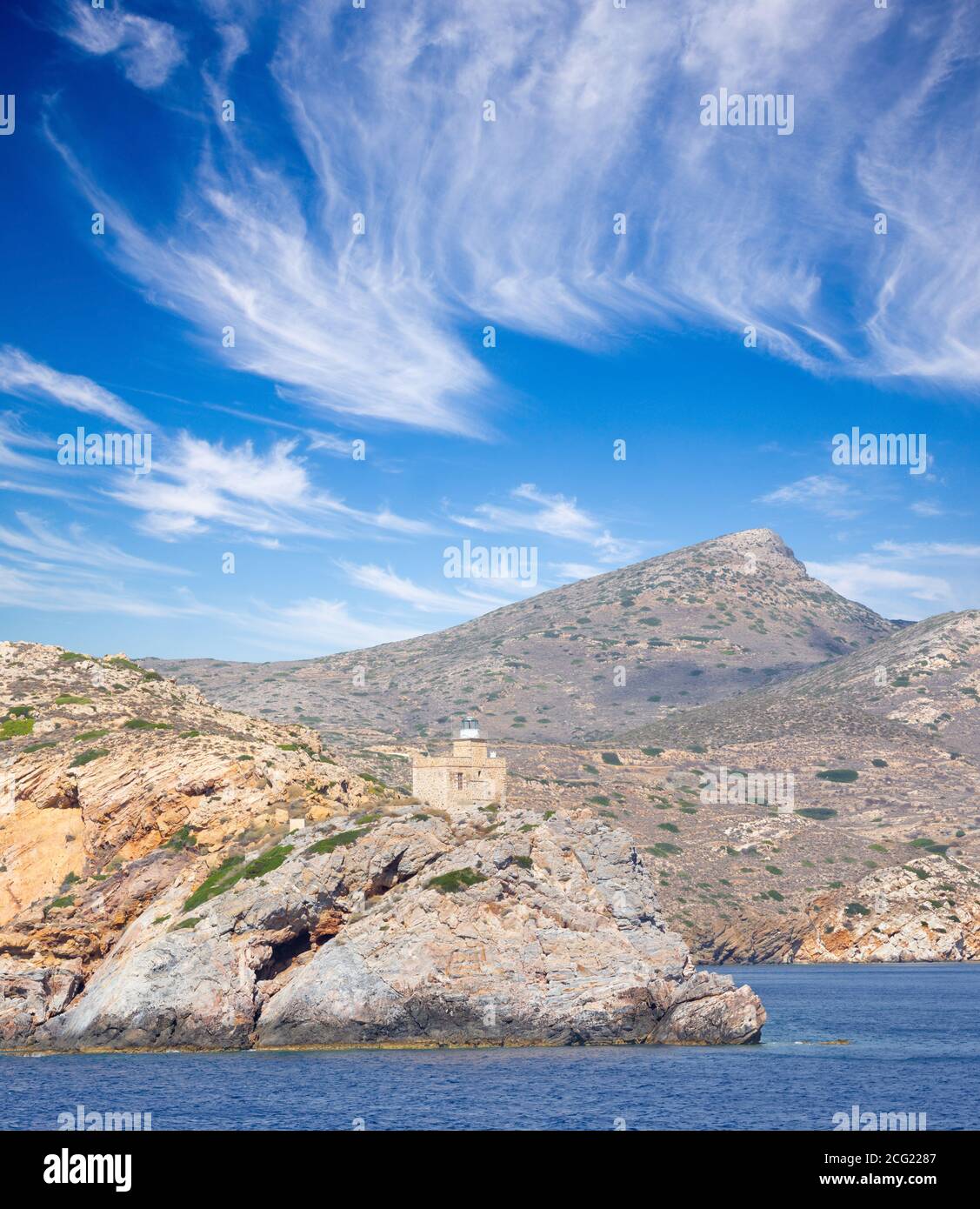 Le phare de l'île grecque d'Ios dans le groupe des Cyclades dans la mer Égée Banque D'Images