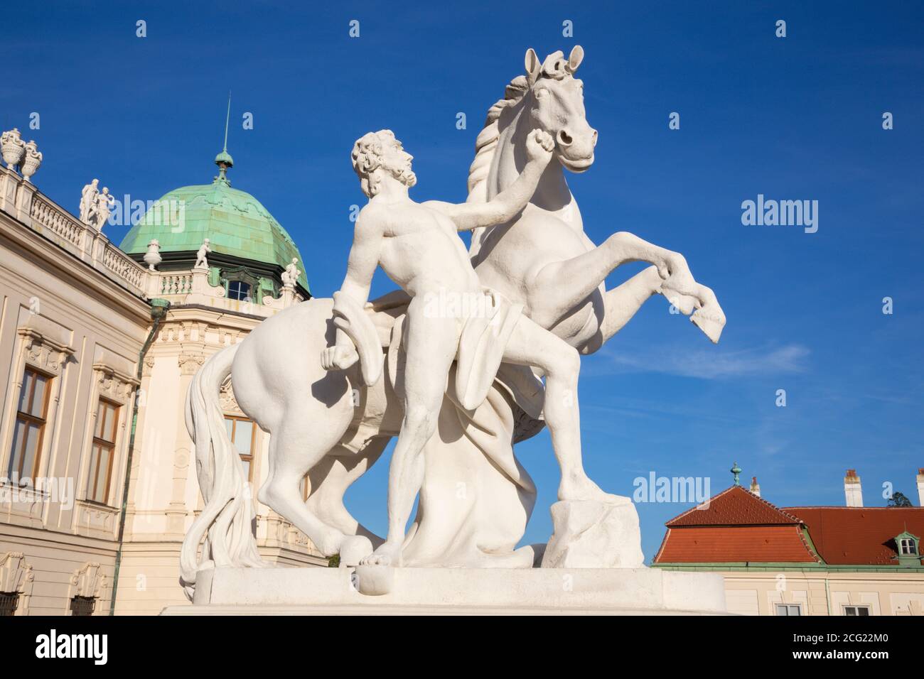 VIENNE, AUTRICHE - 19 OCTOBRE 2014 : la statue devant le palais du Belvédère supérieur sur le motif mythologique. Banque D'Images