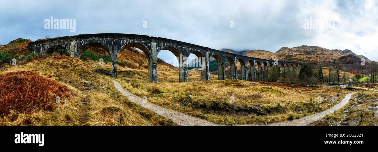 Panorama du viaduc de train de Glenfinnan en automne Banque D'Images