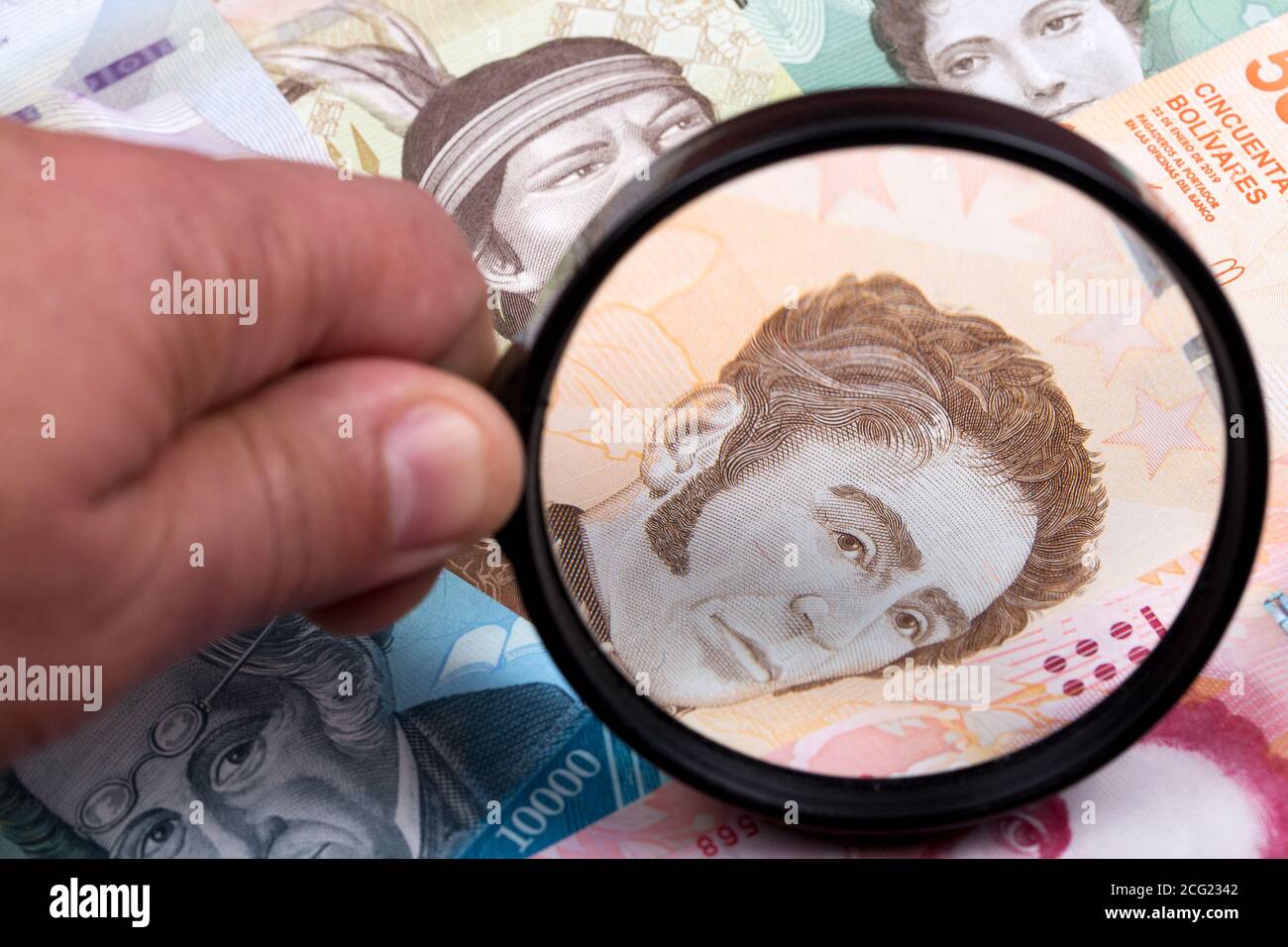 Vénézuélien argent dans une loupe un contexte d'affaires Banque D'Images