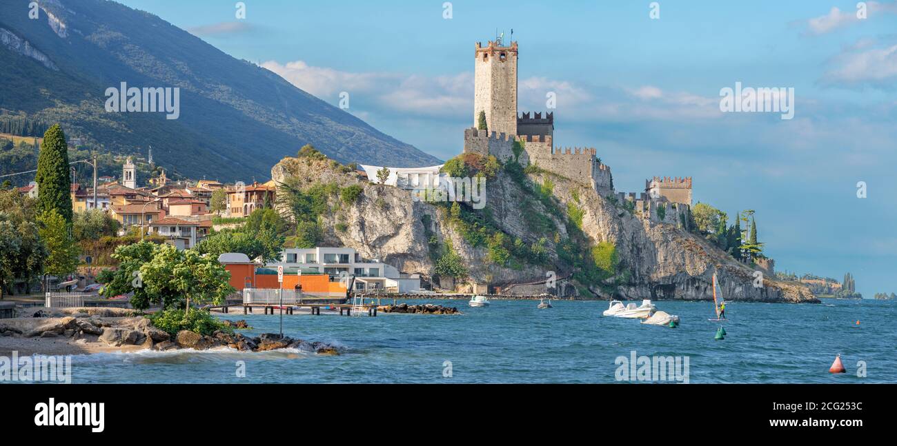 Malcesine - La plage de Lago di Garda Lake avec la ville et le château en arrière-plan. Banque D'Images
