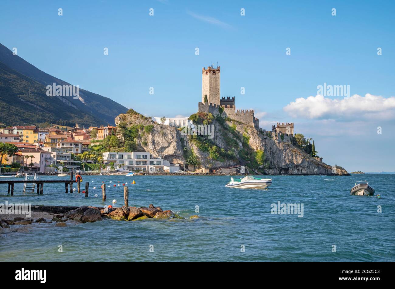 Malcesine - La plage de Lago di Garda Lake avec la ville et le château en arrière-plan. Banque D'Images