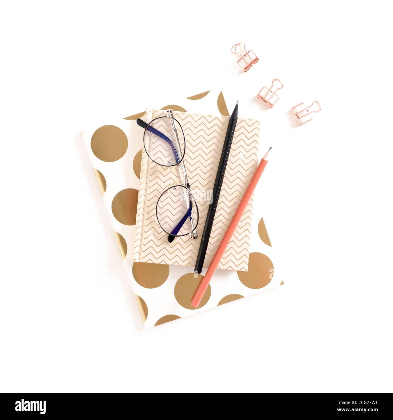 Composition avec blocs-notes, articles de papeterie et lunettes sur fond blanc Banque D'Images