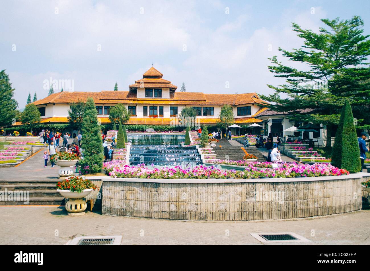 Bogor, Indonésie - VUE sur le parc à thème des fleurs Taman Bunga Nusantara dans un après-midi nuageux avec vue sur l'entrée avec une fontaine. Banque D'Images