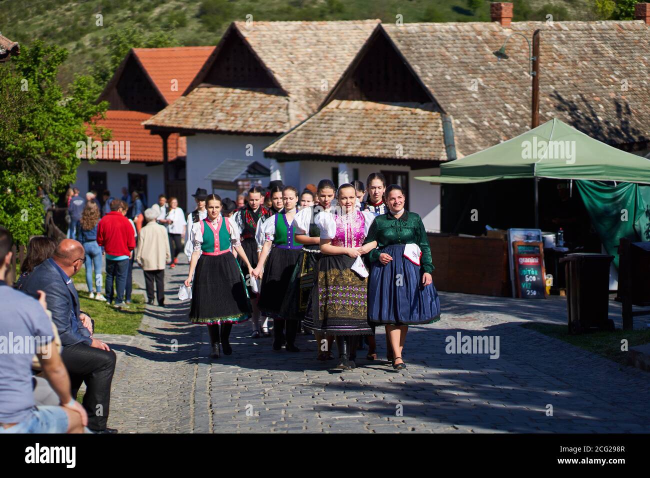 Femmes dans des robes traditionnelles allant à la Sainte Messe de Pâques dans le village de Holloko, pays de Hongrie Banque D'Images