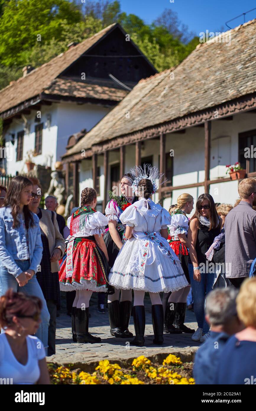 Des filles locales dans des robes folkloriques traditionnelles lors d'une Sainte Messe de Pâques dans un vieux village - Holloko, pays de Hongrie Banque D'Images