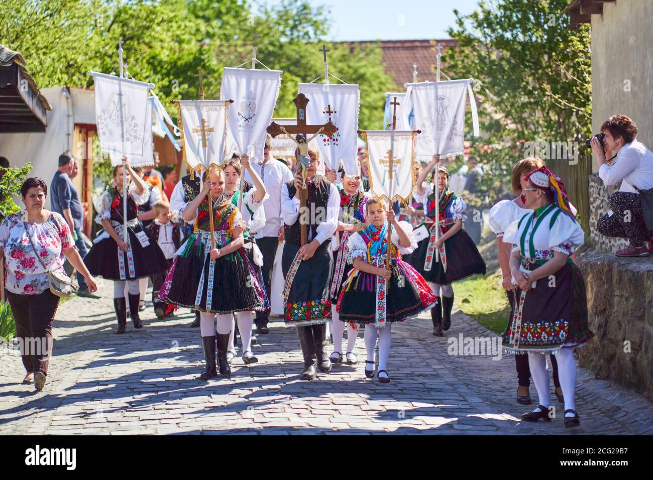 Procession pendant une Messe de Pâques dans un vieux village - Holloko, pays de Hongrie Banque D'Images