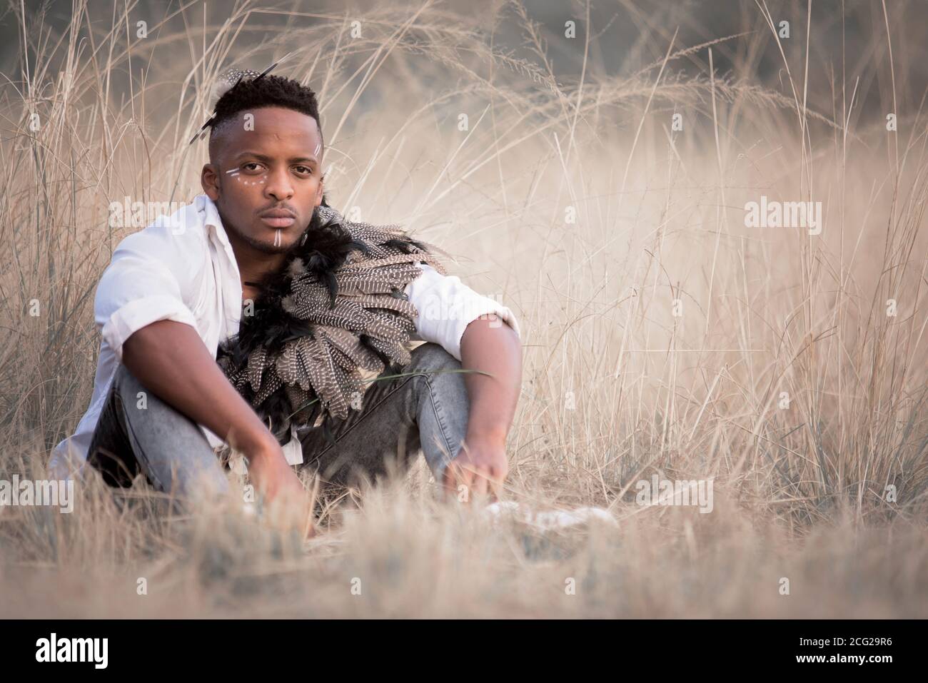 homme africain dans la brousse africaine avec chapeau de brousse l'herbe Banque D'Images