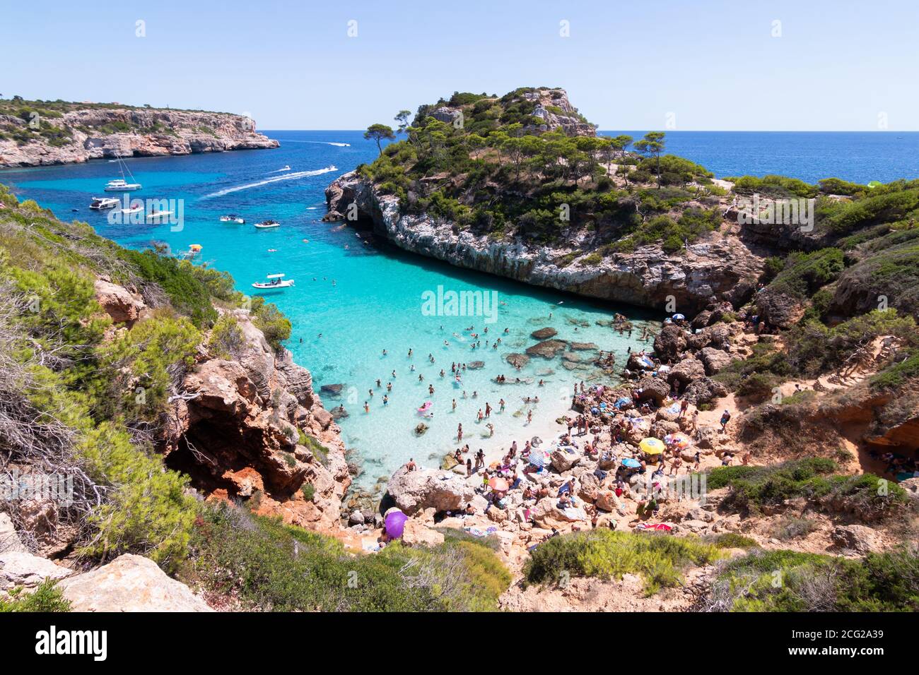 Calo des Moro, Majorque, Espagne - 7 août 2020 : les gens qui profitent de l'une des plus belles criques aux eaux turquoises de Majorque appelée Caló des Moro Banque D'Images