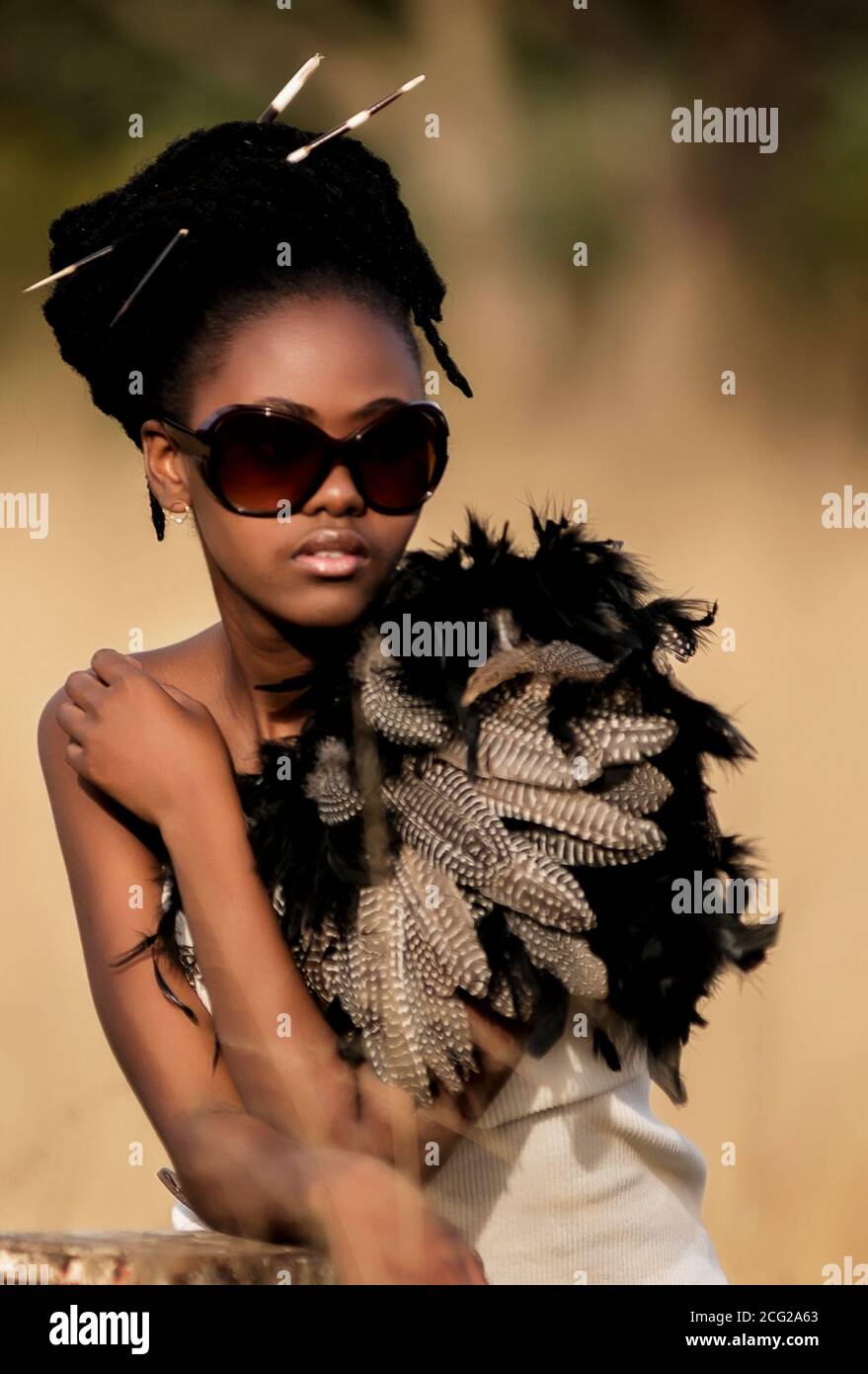 modèle réussi de femme noire en safari africain avec des lunettes de soleil Banque D'Images