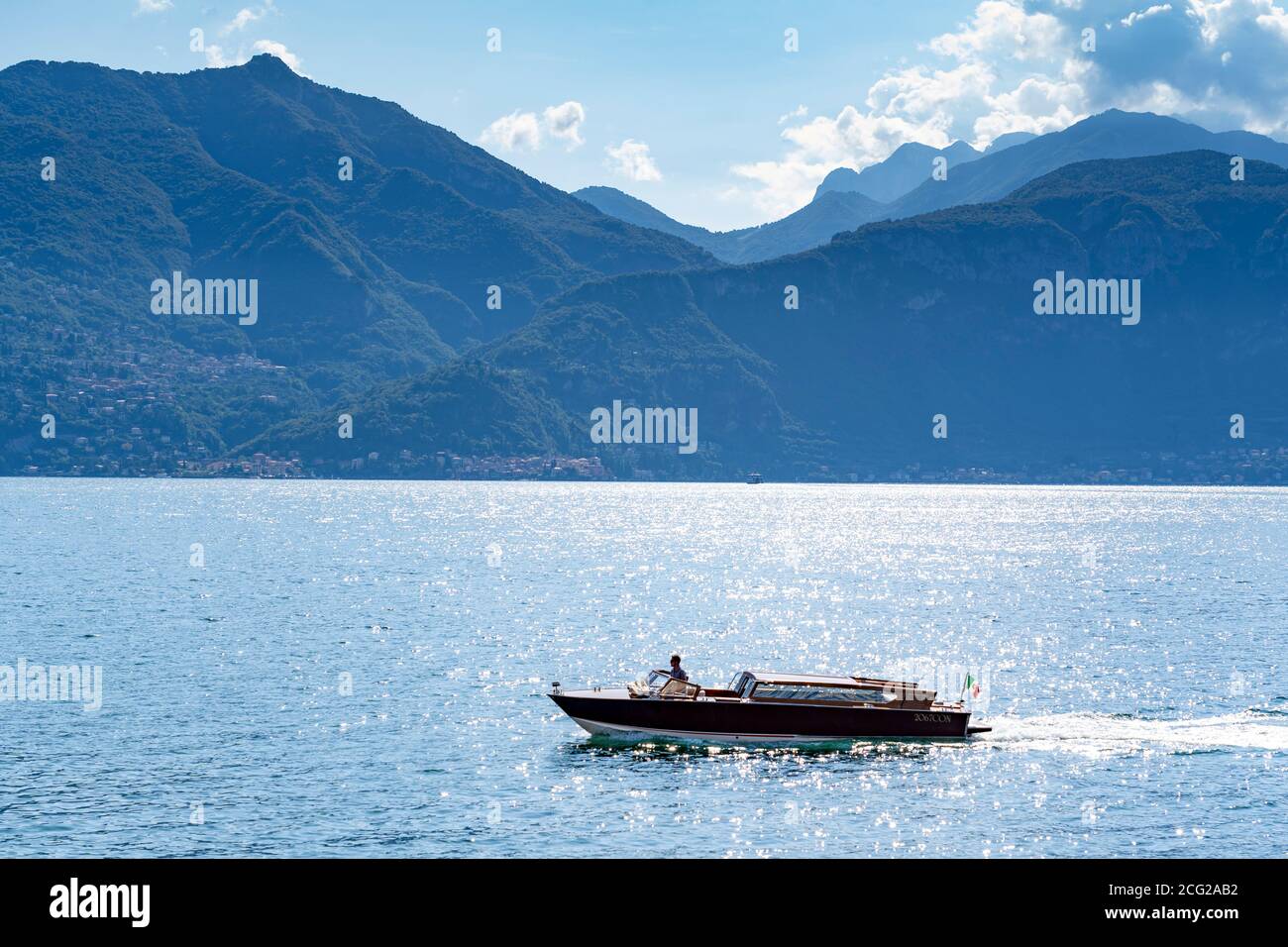 Speed boat lake como Banque de photographies et d'images à haute résolution  - Alamy