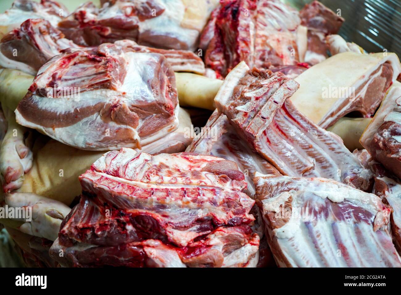 Parties hachées d'un porc. Morceaux de carcasse de porc. Conserver la viande froide Banque D'Images