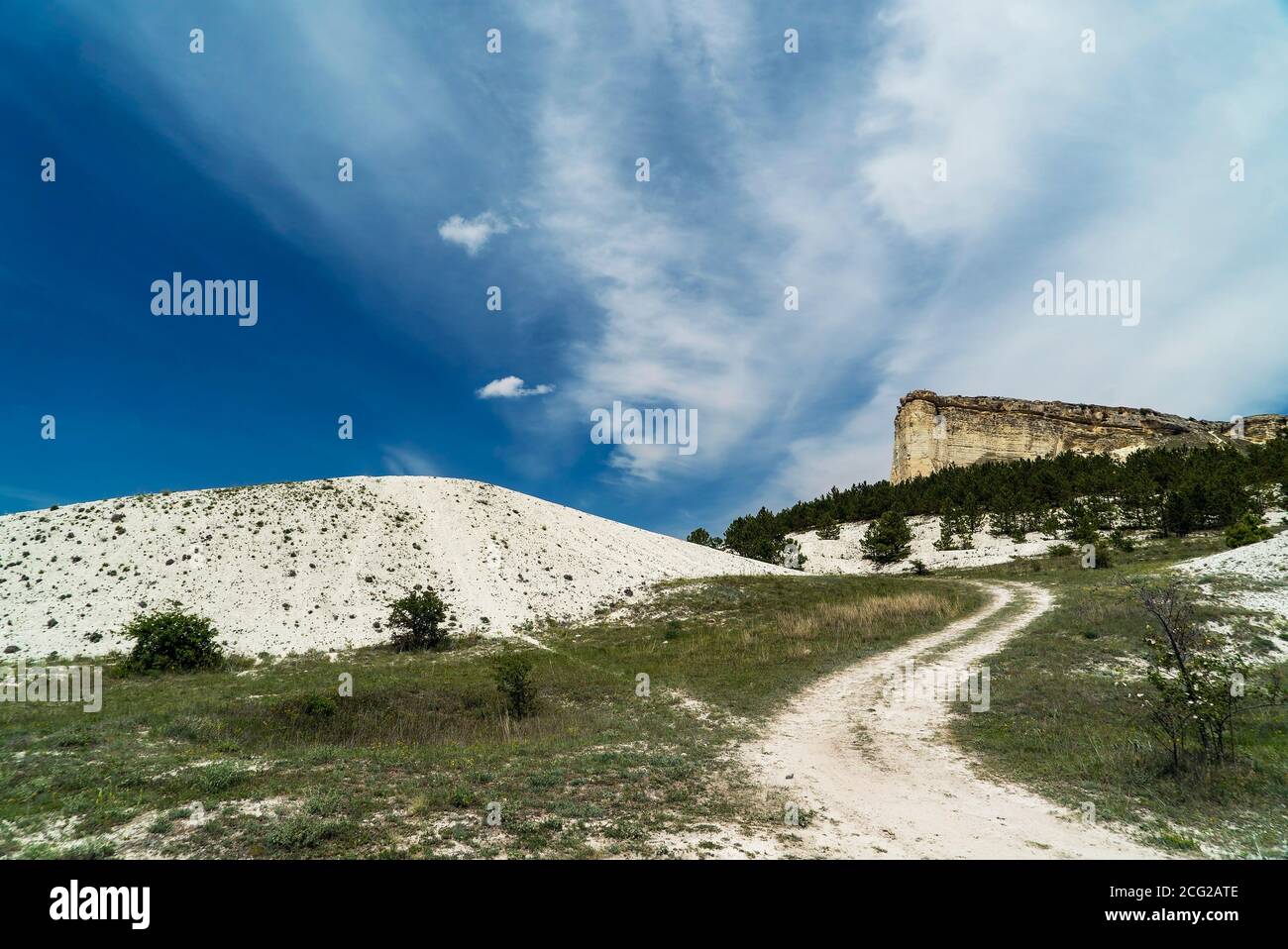 Au pied de la montagne de roche blanche AK - Kaya .Crimée . Banque D'Images