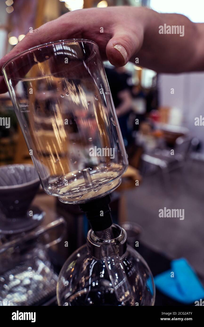 Syphon à café, autre méthode de préparation de spécialité. Banque D'Images