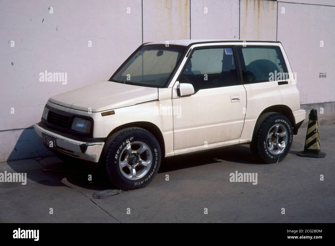 Zhuozhou, Chine - décembre 2015 : une vieille voiture Toyota dans un marché de voitures d'occasion. Banque D'Images