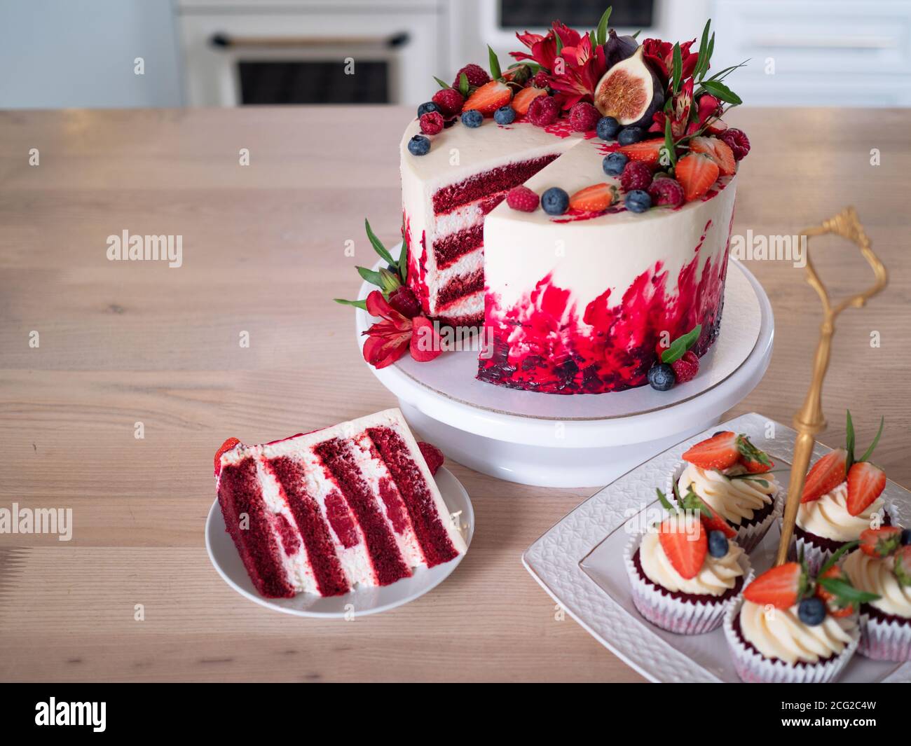 Grand Beau Gateau De Velours Rouge Avec Fleurs Et Baies Sur Le Dessus Trancher Sur Une Assiette Dessert Gateaux Et Muffins Friandises De Vacances Photo Stock Alamy