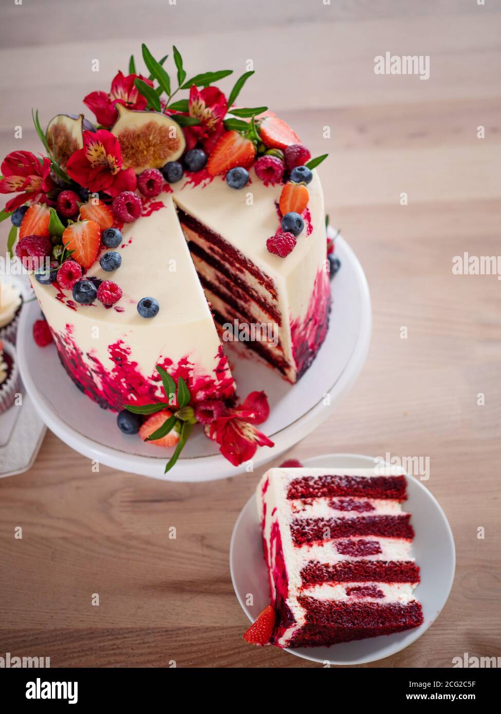 Grand Beau Gateau De Velours Rouge Avec Fleurs Et Baies Sur Le Dessus Trancher Sur Une Assiette Dessert Gateaux Et Muffins Friandises De Vacances Photo Stock Alamy