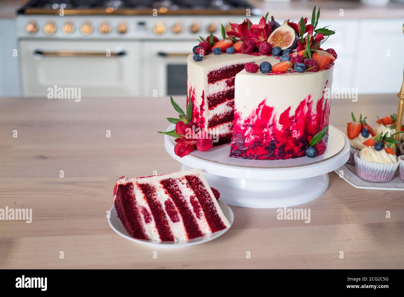 Grand Beau Gateau De Velours Rouge Avec Fleurs Et Baies Sur Le Dessus Trancher Sur Une Assiette Dessert Gateaux Et Muffins Friandises De Vacances Photo Stock Alamy