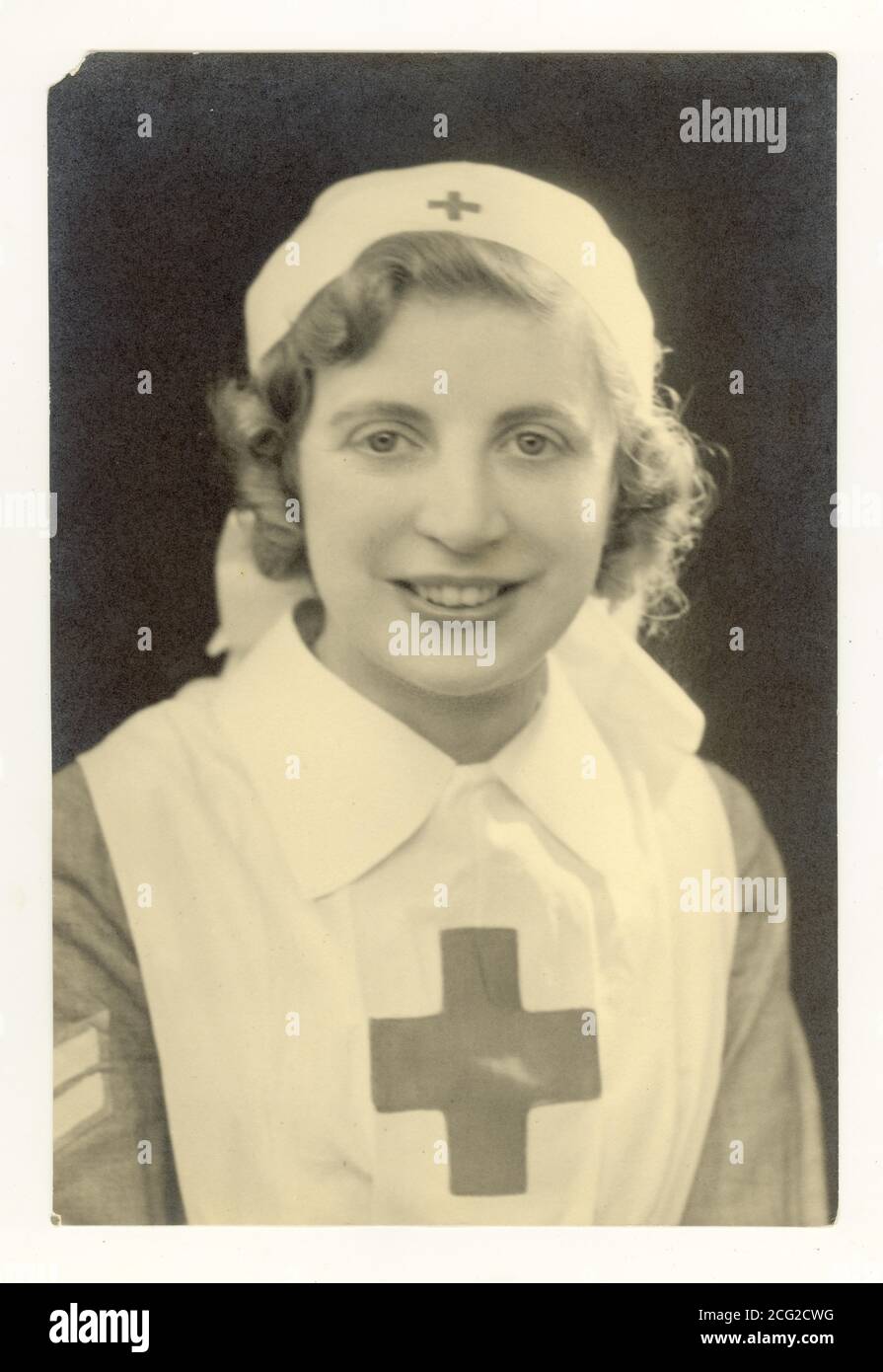 Photo de portrait de studio de l'infirmière de croix rouge des années 1930, avec bandes sergeantes sur la manche, vers 1939, Royaume-Uni Banque D'Images