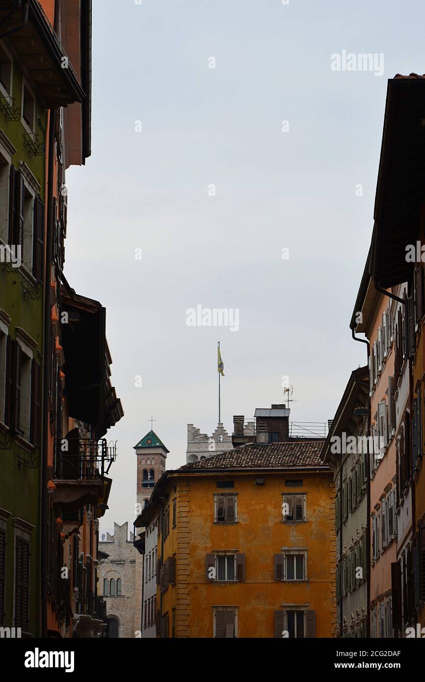 Rue du centre historique urbain dans Trento Italie pas de copie de personnes espace Banque D'Images