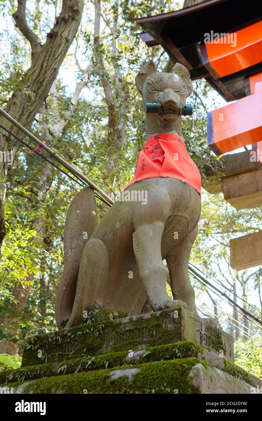 Kitsune, Shinto Fox au sanctuaire de Fushimi Inari-taisha (伏見稲荷大社), près de Kyoto, Japon. Banque D'Images