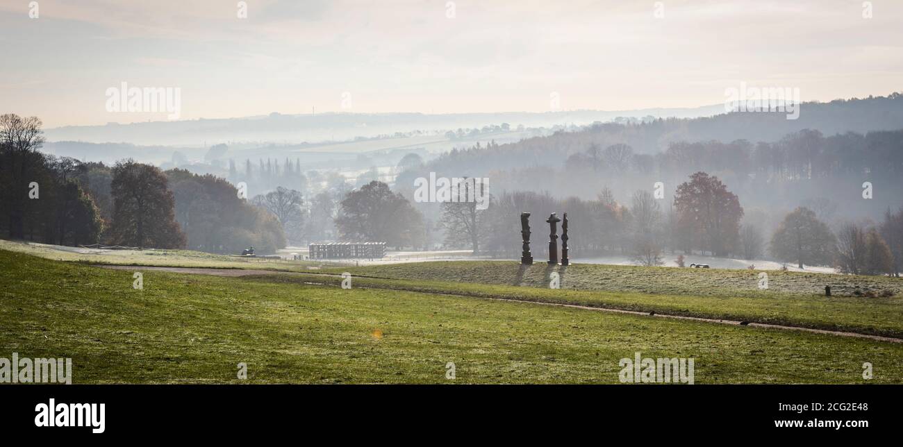 Panorama présentant les motifs verticaux n° 1 de Henry Moore (Glenkiln Cross) au Yorkshire Sculpture Park près de Wakefield, Yorkshire, Royaume-Uni Banque D'Images