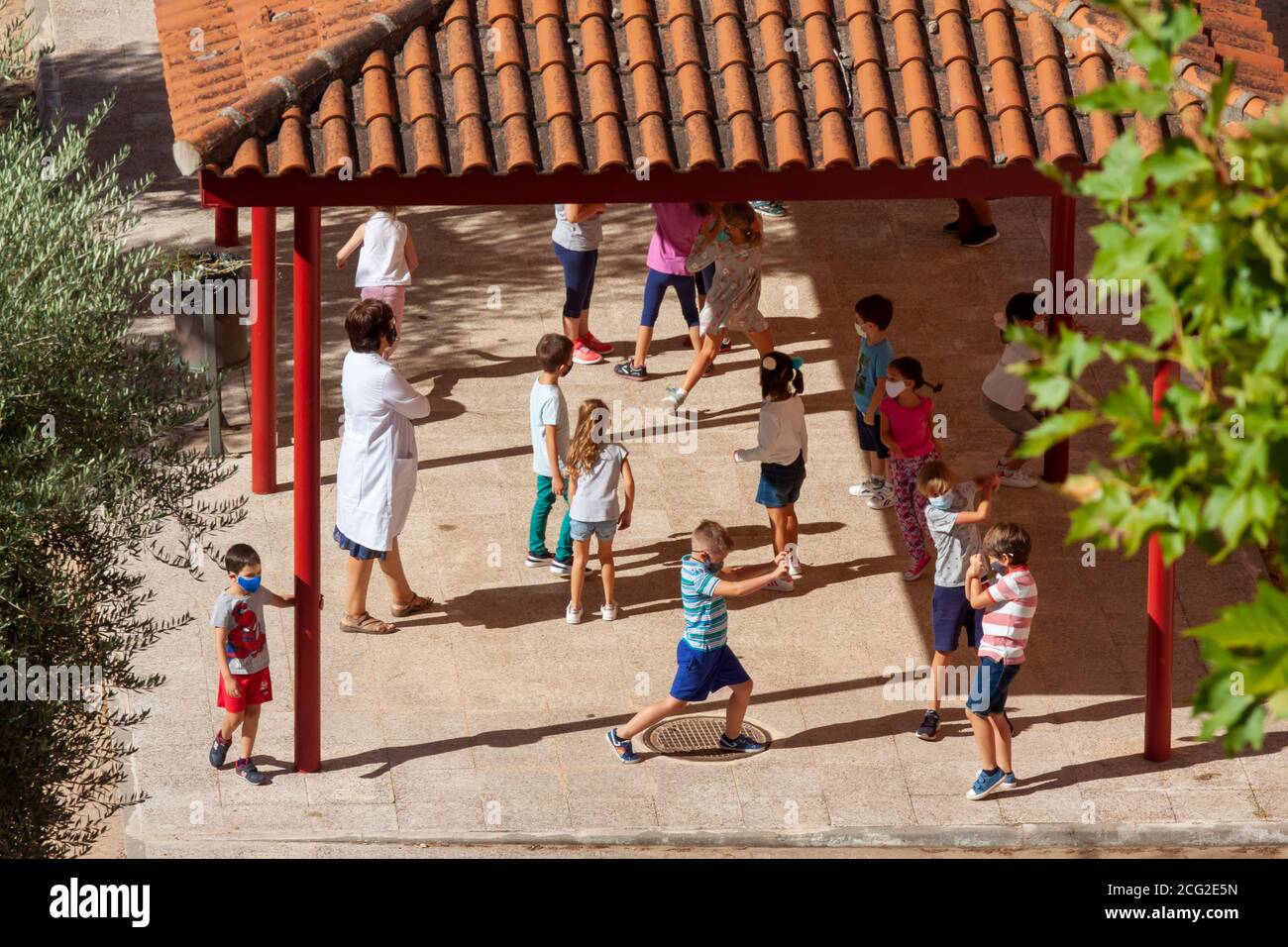 Tolède, Espagne. 9 septembre 2020. Un enseignant de l'école primaire garde un oeil sur les enfants qui jouent pendant la pandémie de COVID-19. Banque D'Images