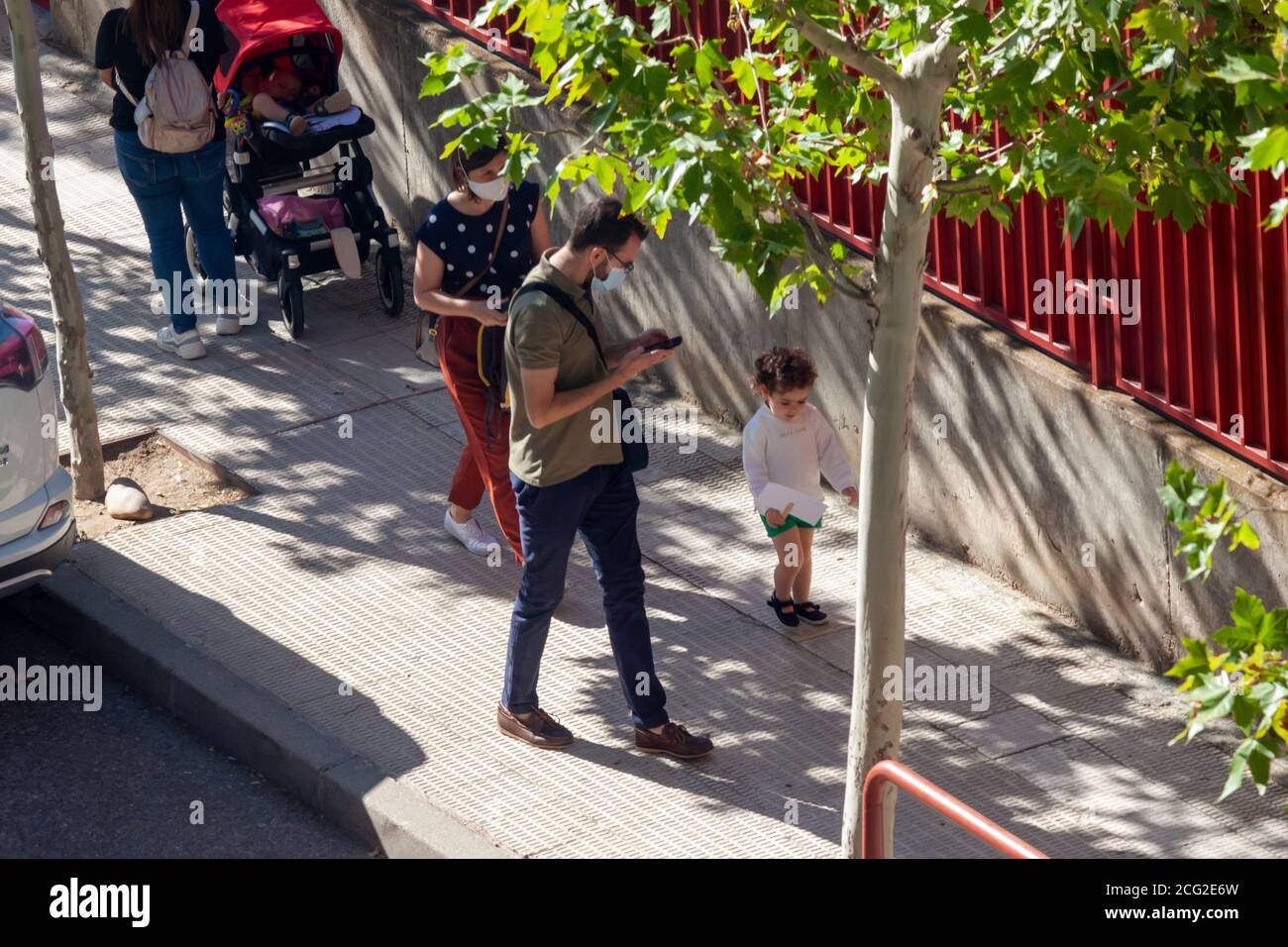 Tolède, Espagne. 9 septembre 2020. Un groupe de parents portant un masque facial pour éviter le COVID-19 avec leur fille pendant la première journée de l'école primaire. Banque D'Images
