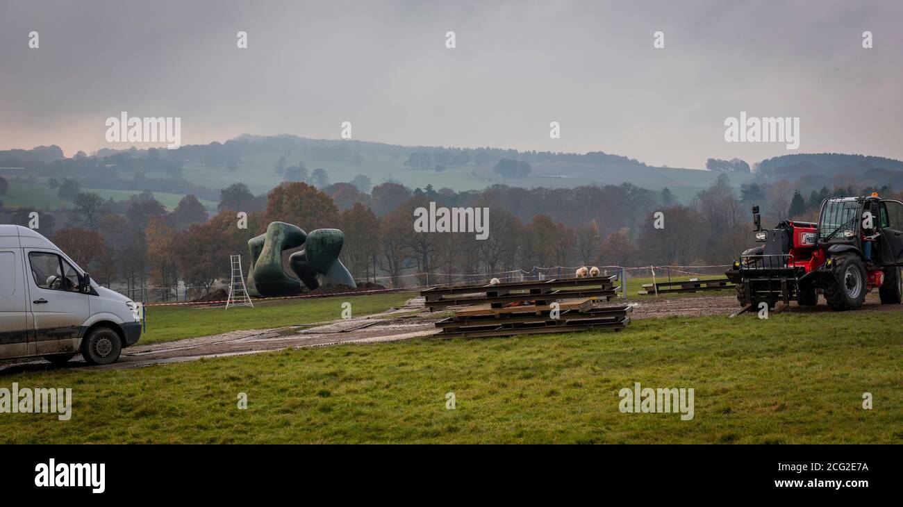 Des maîtres d'art découpant une sculpture Henry Moore au Yorkshire Sculpture Park près de Wakefield, Yorkshire, Royaume-Uni Banque D'Images