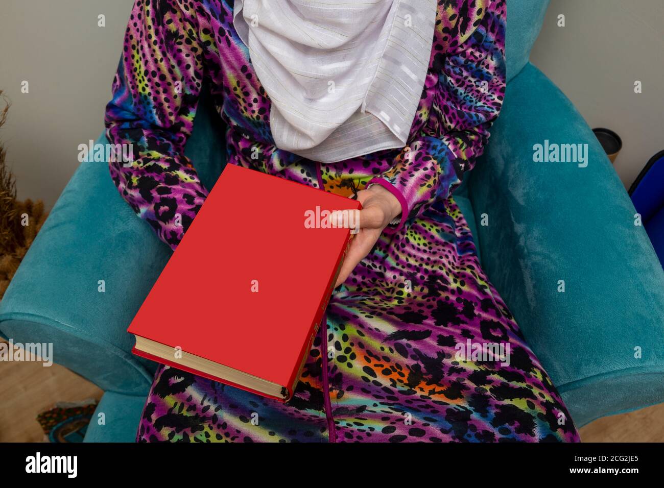 Femme main tenant le livre de Coran Banque D'Images