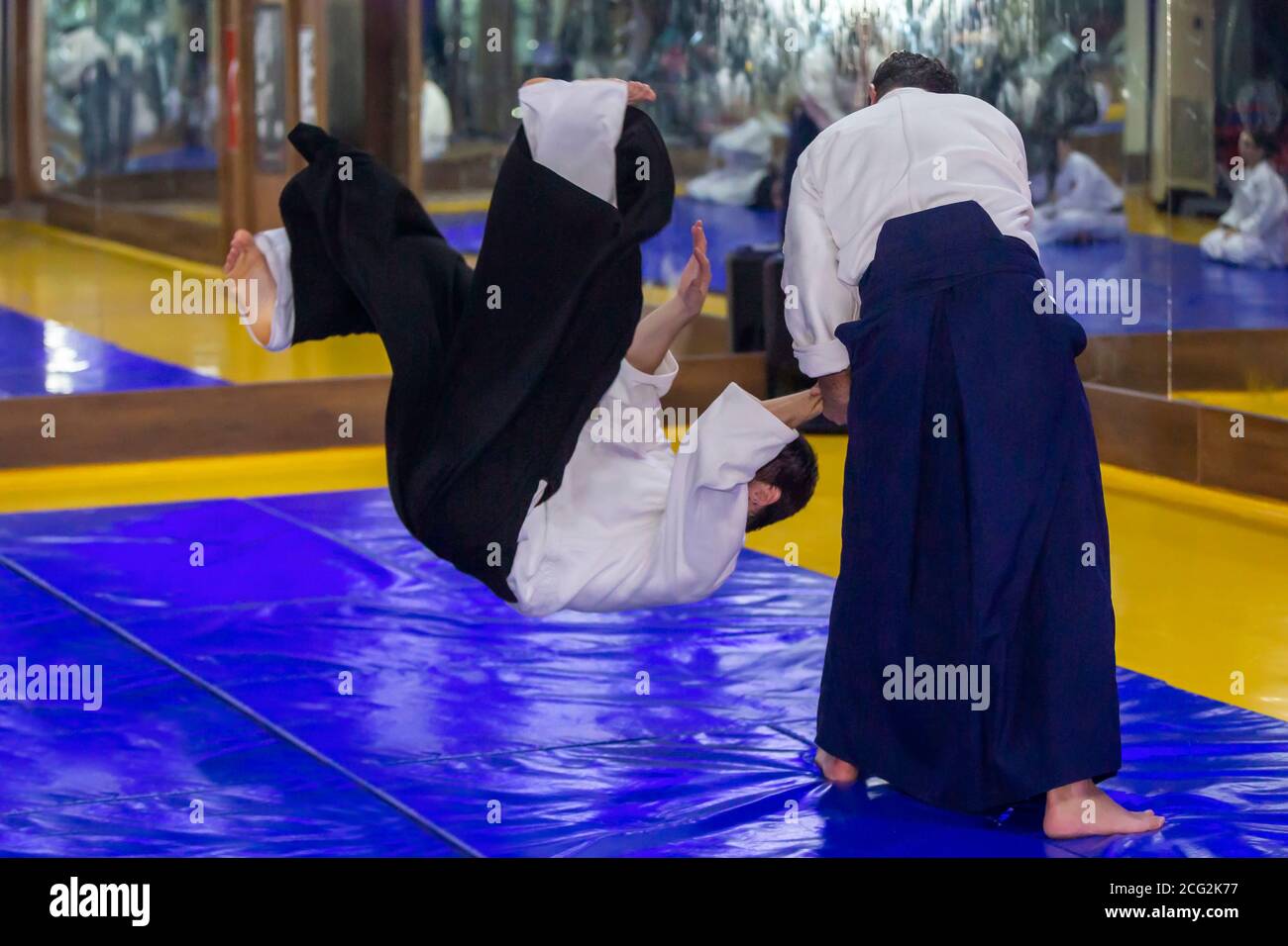 Deux hommes caucasiens pratiquent l'aikido Banque D'Images