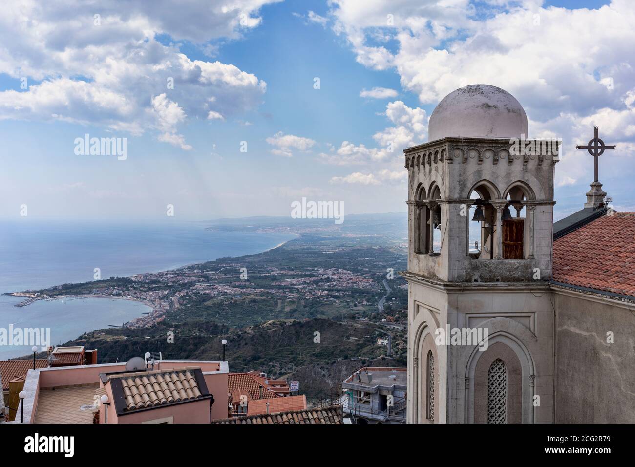 Haut du duomo de San Niccolo di bari et vue de Taormina depuis Castelmola Banque D'Images